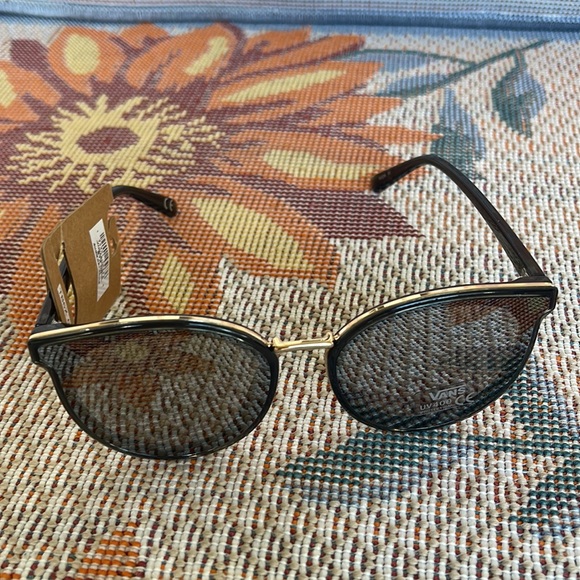 Vans Summer Holiday UV Protect Shades Sunglasses
NWT - Picture 2 of 16